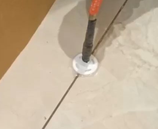 彰武瓷砖空鼓维修公司专业解答瓷砖在铺贴过程中，如果没有涂抹均匀到位的粘结材料（如水泥砂浆或瓷砖胶），可能会导致以下问题